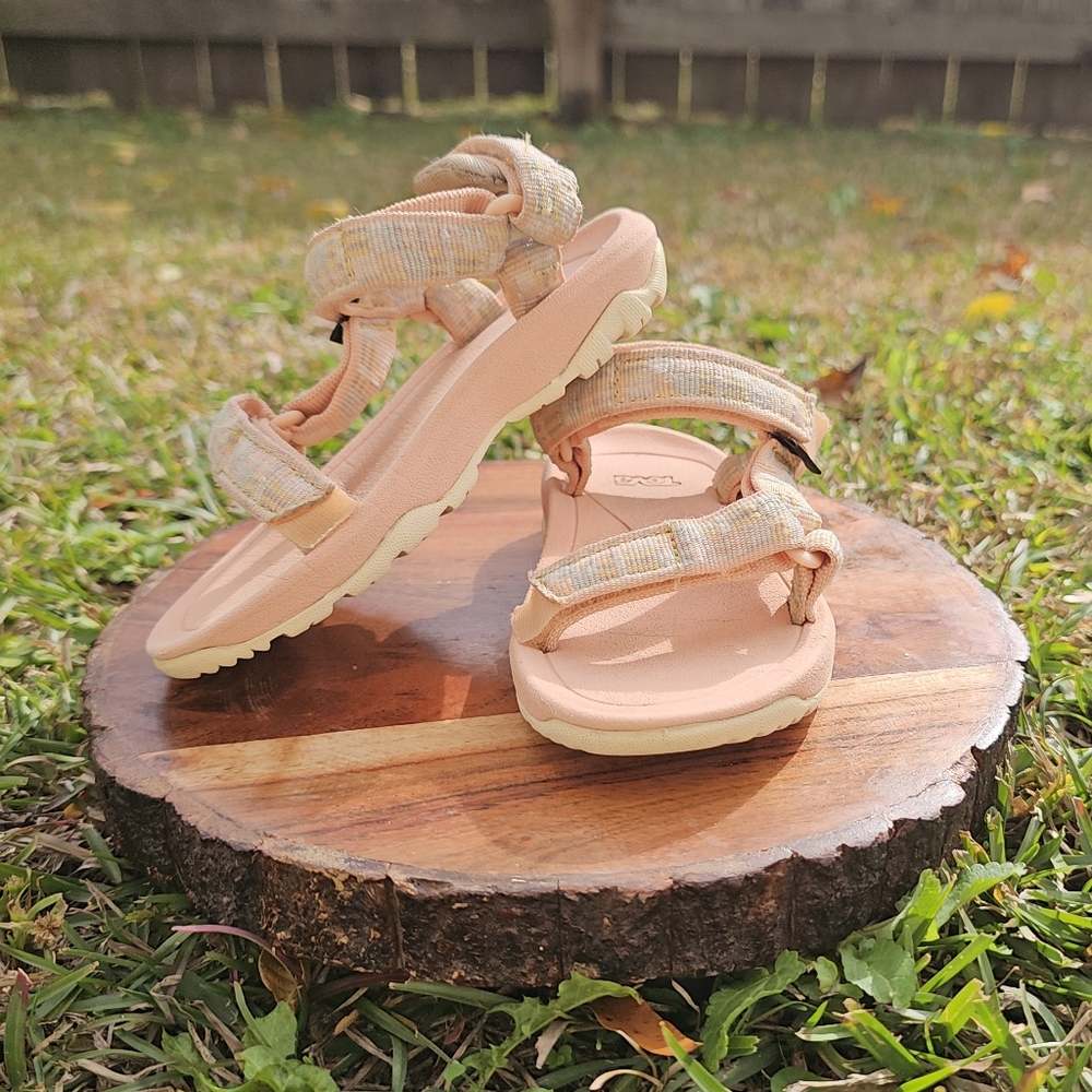 Kids Teva Hurricane XLT2 sandal in a light pink/peach color.